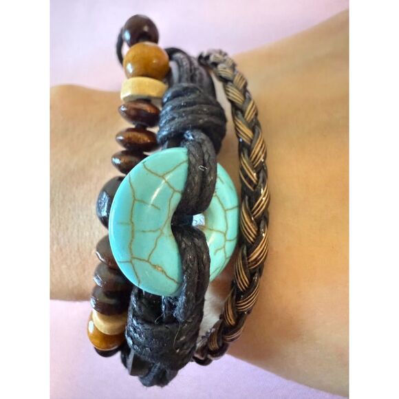 Multi-strand  leather bracelet with a turquoise howlite nugget - Picture 1 of 4